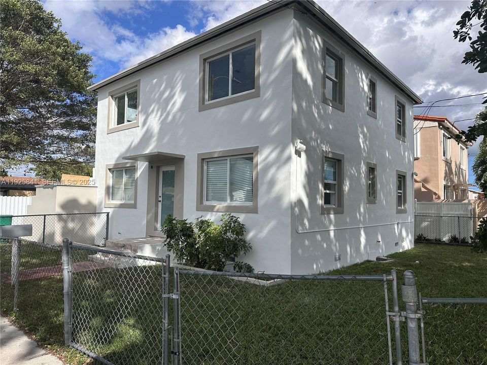 出租: $3,000 (2 贝兹, 2 浴室, 980 平方英尺)