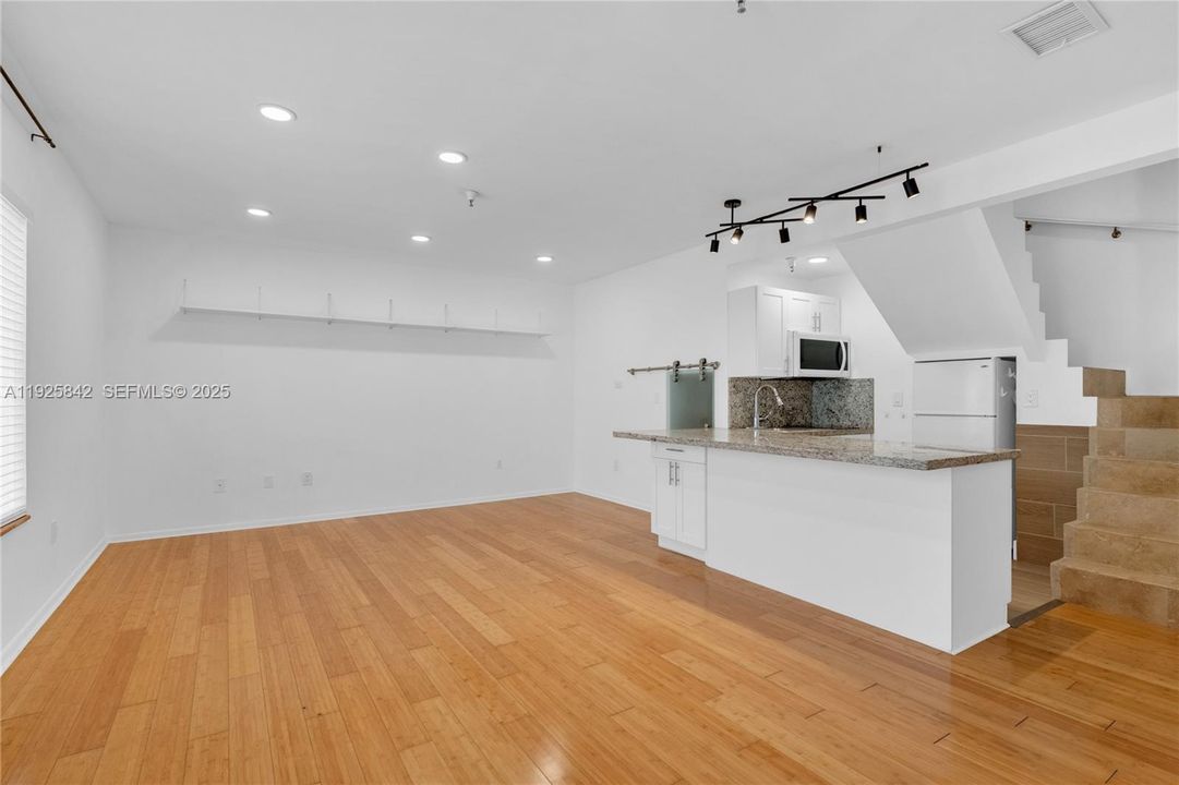 待售: $449,000 (2 贝兹, 1 浴室, 931 平方英尺)