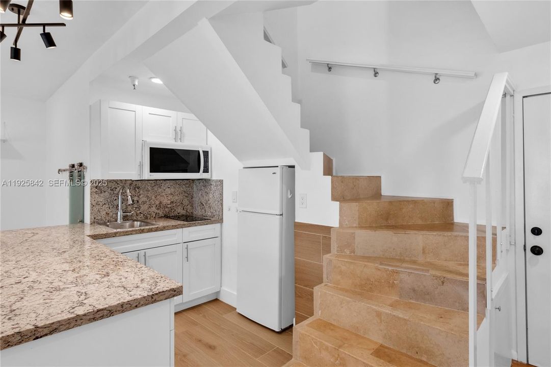 待售: $449,000 (2 贝兹, 1 浴室, 931 平方英尺)