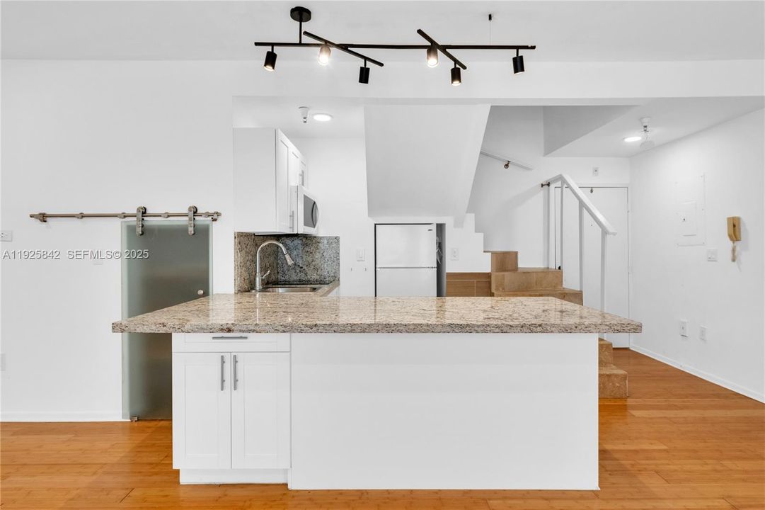 待售: $449,000 (2 贝兹, 1 浴室, 931 平方英尺)