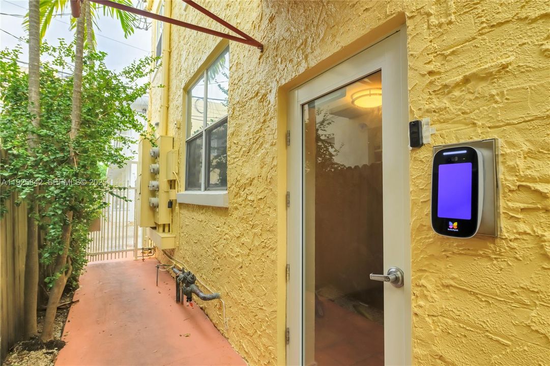 待售: $449,000 (2 贝兹, 1 浴室, 931 平方英尺)