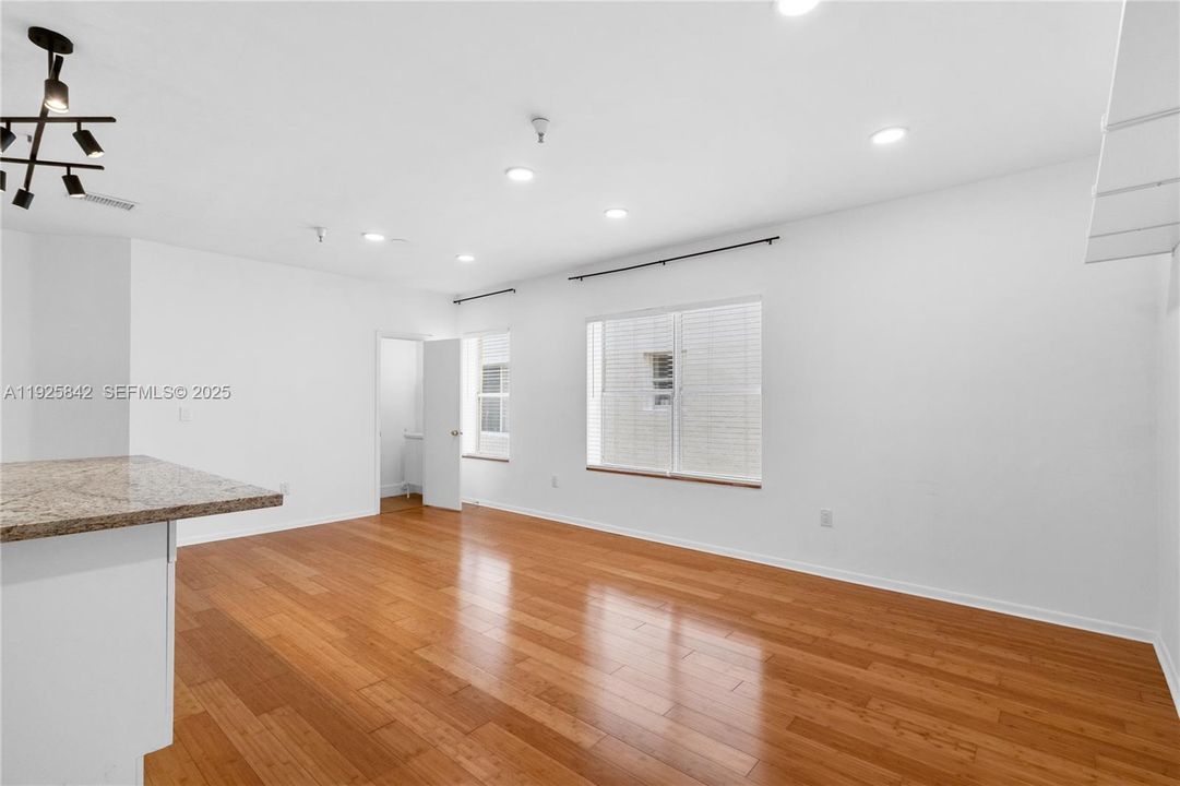 待售: $449,000 (2 贝兹, 1 浴室, 931 平方英尺)