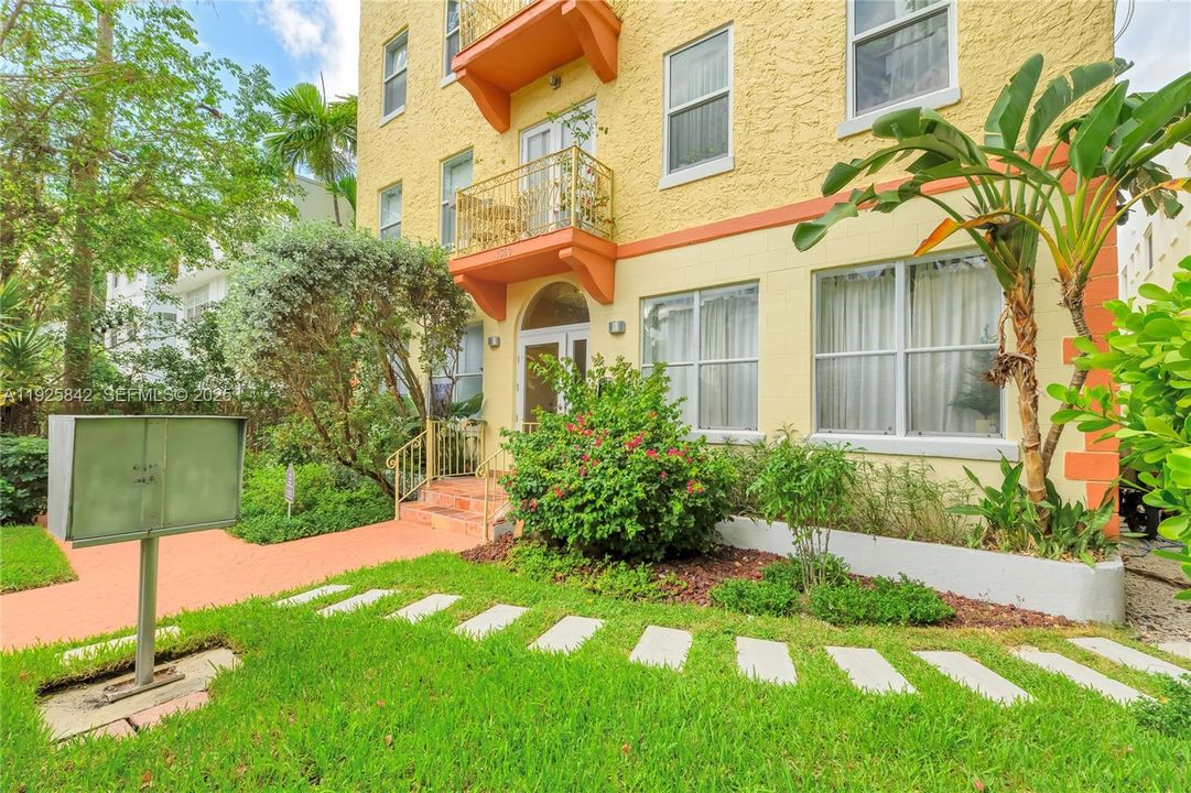 待售: $449,000 (2 贝兹, 1 浴室, 931 平方英尺)