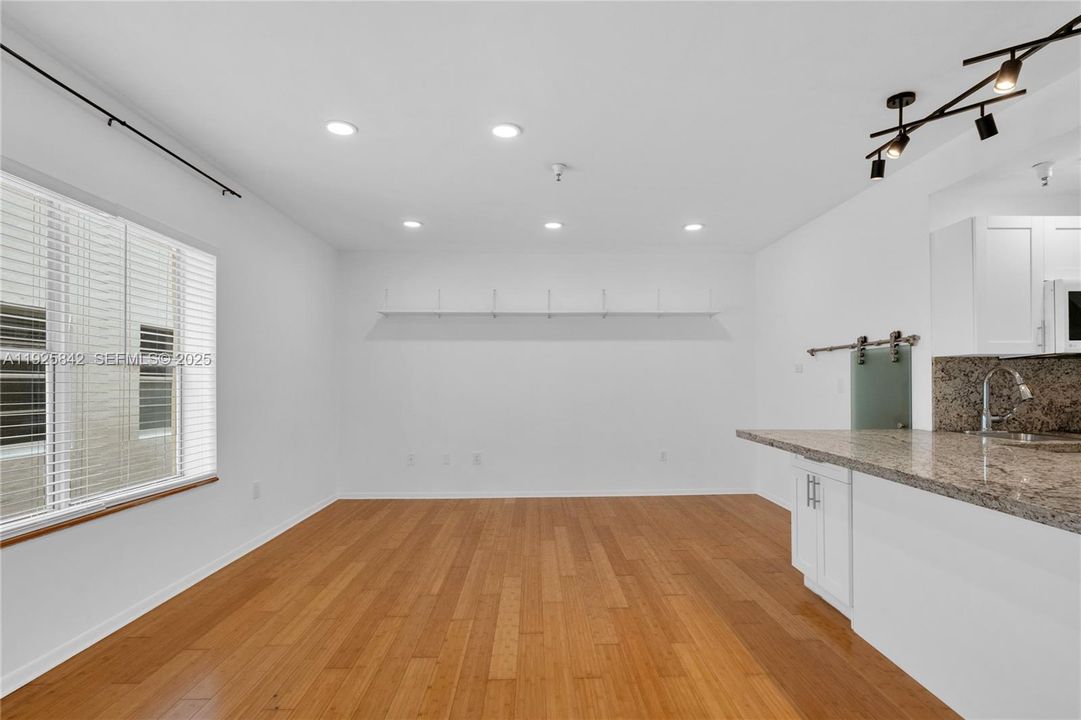 待售: $449,000 (2 贝兹, 1 浴室, 931 平方英尺)