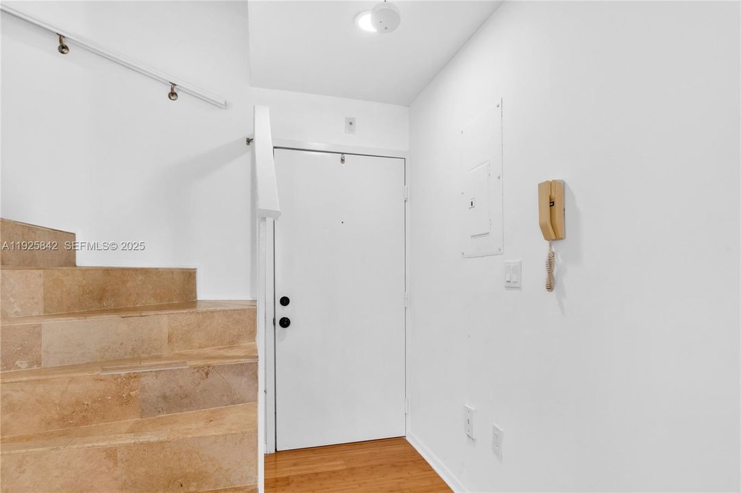 待售: $449,000 (2 贝兹, 1 浴室, 931 平方英尺)