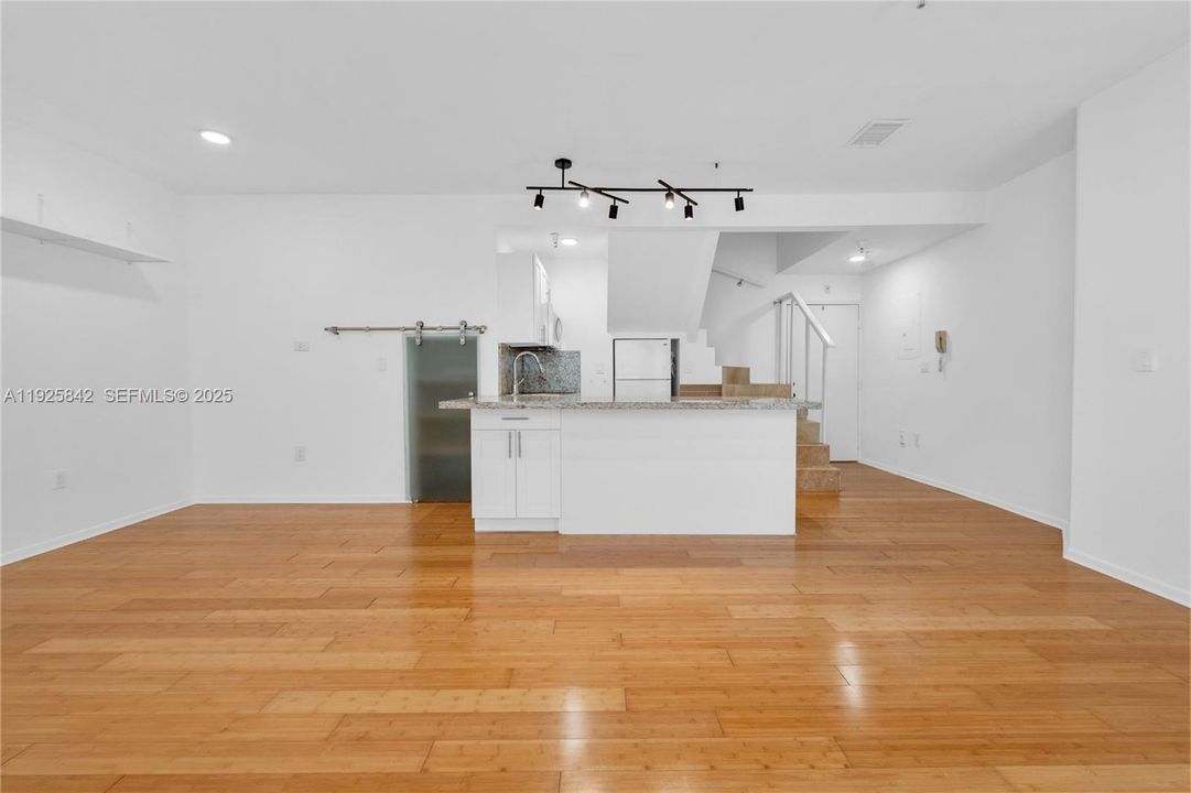 待售: $449,000 (2 贝兹, 1 浴室, 931 平方英尺)