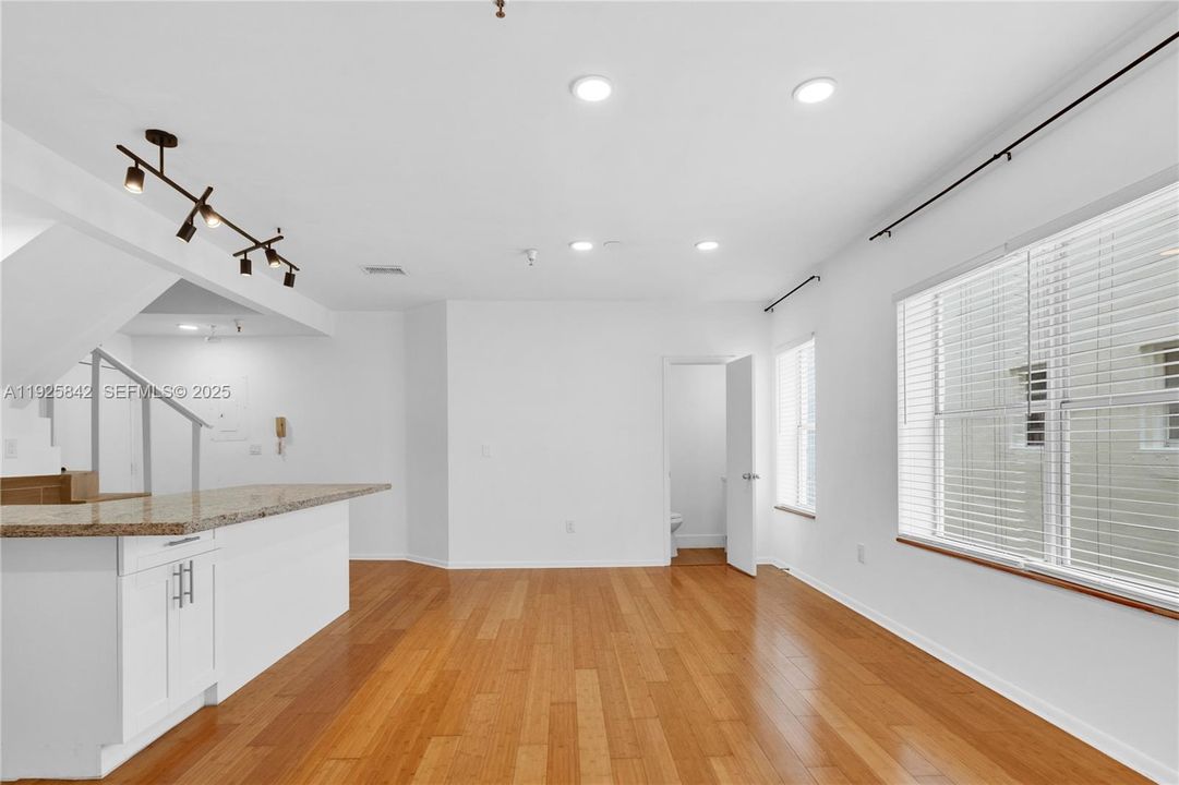 待售: $449,000 (2 贝兹, 1 浴室, 931 平方英尺)