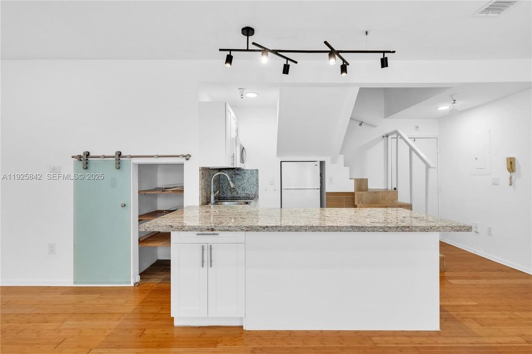 待售: $449,000 (2 贝兹, 1 浴室, 931 平方英尺)