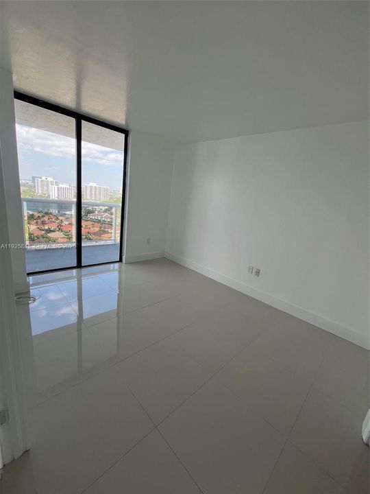 待售: $450,000 (2 贝兹, 2 浴室, 1049 平方英尺)