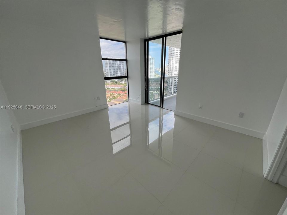 待售: $450,000 (2 贝兹, 2 浴室, 1049 平方英尺)