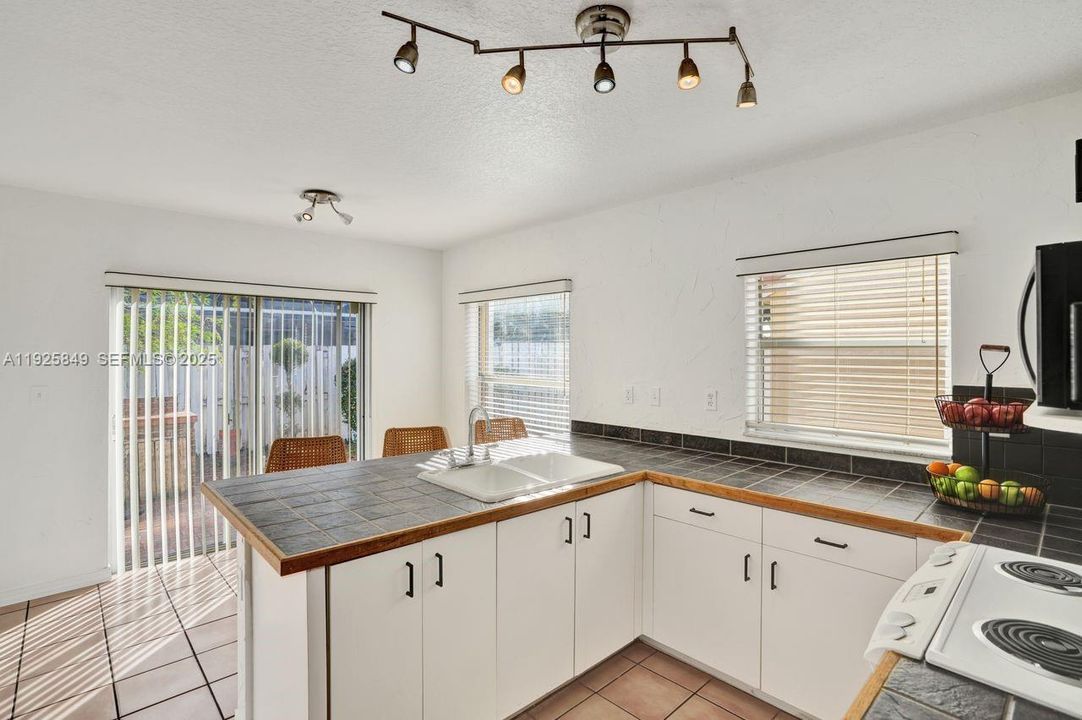 For Sale: $495,000 (3 beds, 2 baths, 1476 Square Feet)