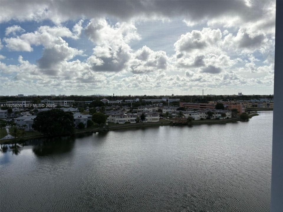 На продажу: $240,000 (2 спален, 2 ванн, 1633 Квадратных фут)