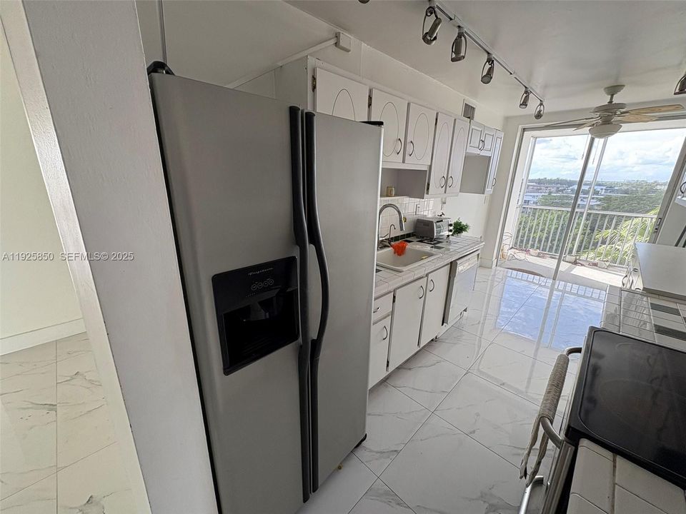 На продажу: $240,000 (2 спален, 2 ванн, 1633 Квадратных фут)