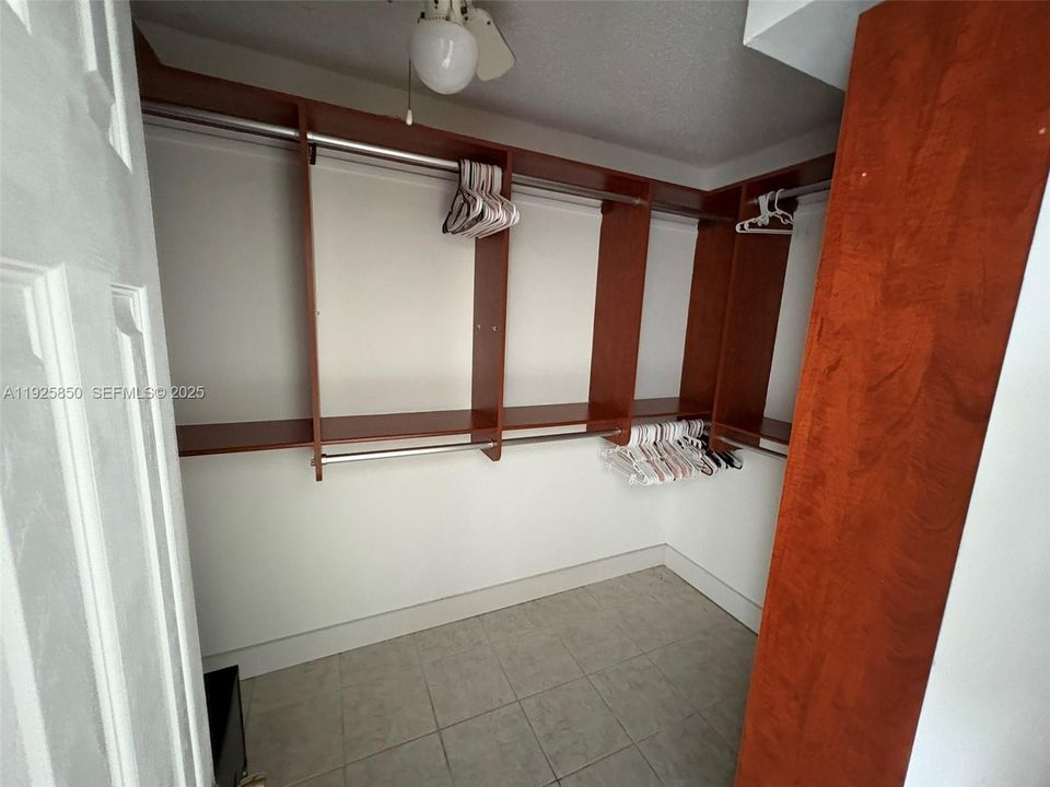 На продажу: $240,000 (2 спален, 2 ванн, 1633 Квадратных фут)