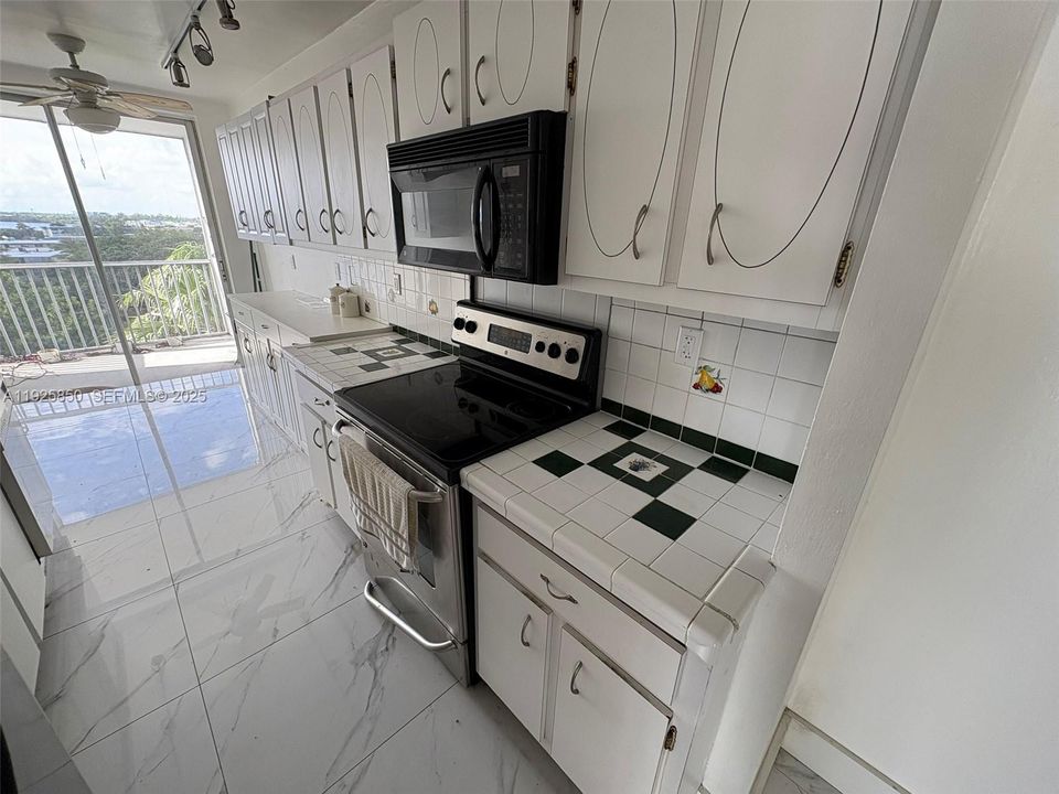 На продажу: $240,000 (2 спален, 2 ванн, 1633 Квадратных фут)