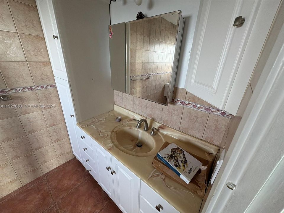 На продажу: $240,000 (2 спален, 2 ванн, 1633 Квадратных фут)