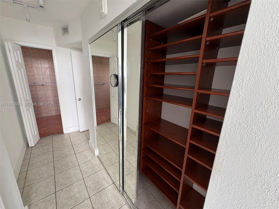 На продажу: $240,000 (2 спален, 2 ванн, 1633 Квадратных фут)