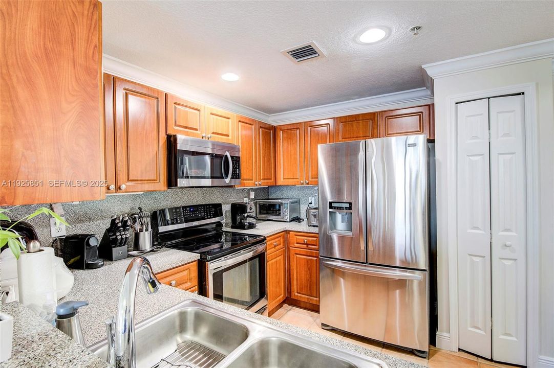 For Rent: $2,900 (3 beds, 2 baths, 1464 Square Feet)