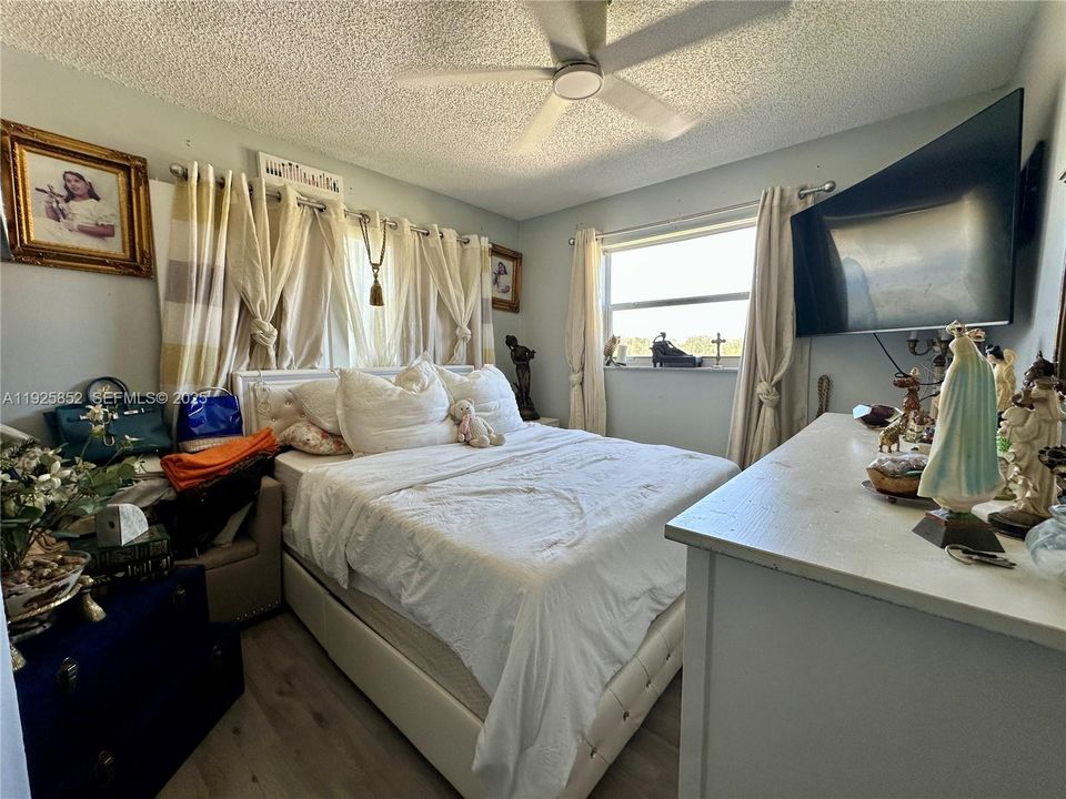 For Sale: $359,999 (4 beds, 2 baths, 1512 Square Feet)