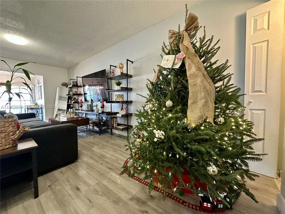 For Sale: $359,999 (4 beds, 2 baths, 1512 Square Feet)