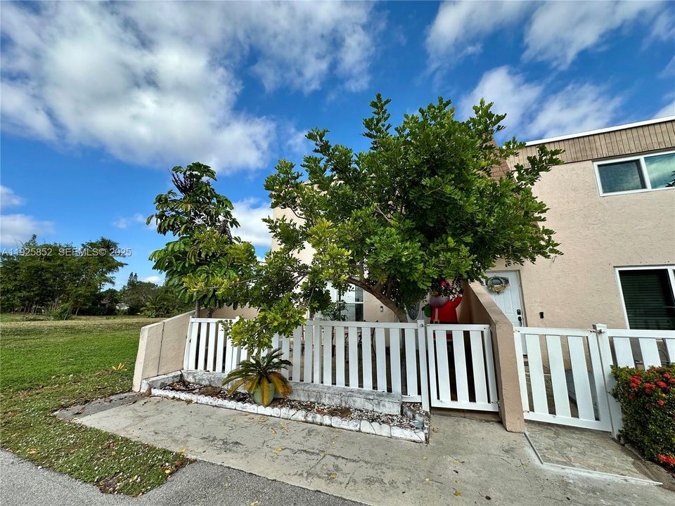 For Sale: $359,999 (4 beds, 2 baths, 1512 Square Feet)