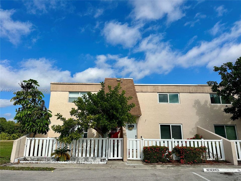 For Sale: $359,999 (4 beds, 2 baths, 1512 Square Feet)