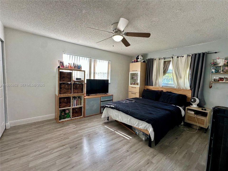 For Sale: $359,999 (4 beds, 2 baths, 1512 Square Feet)