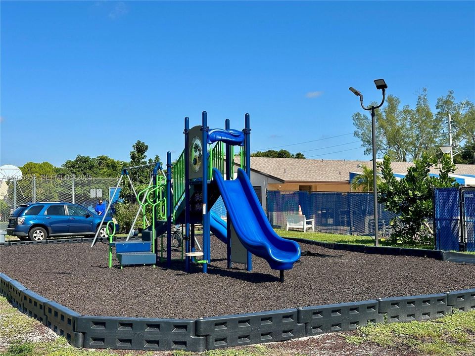 For Sale: $359,999 (4 beds, 2 baths, 1512 Square Feet)