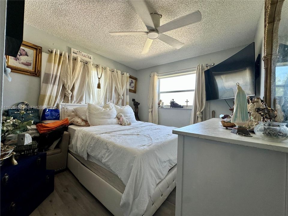 For Sale: $359,999 (4 beds, 2 baths, 1512 Square Feet)