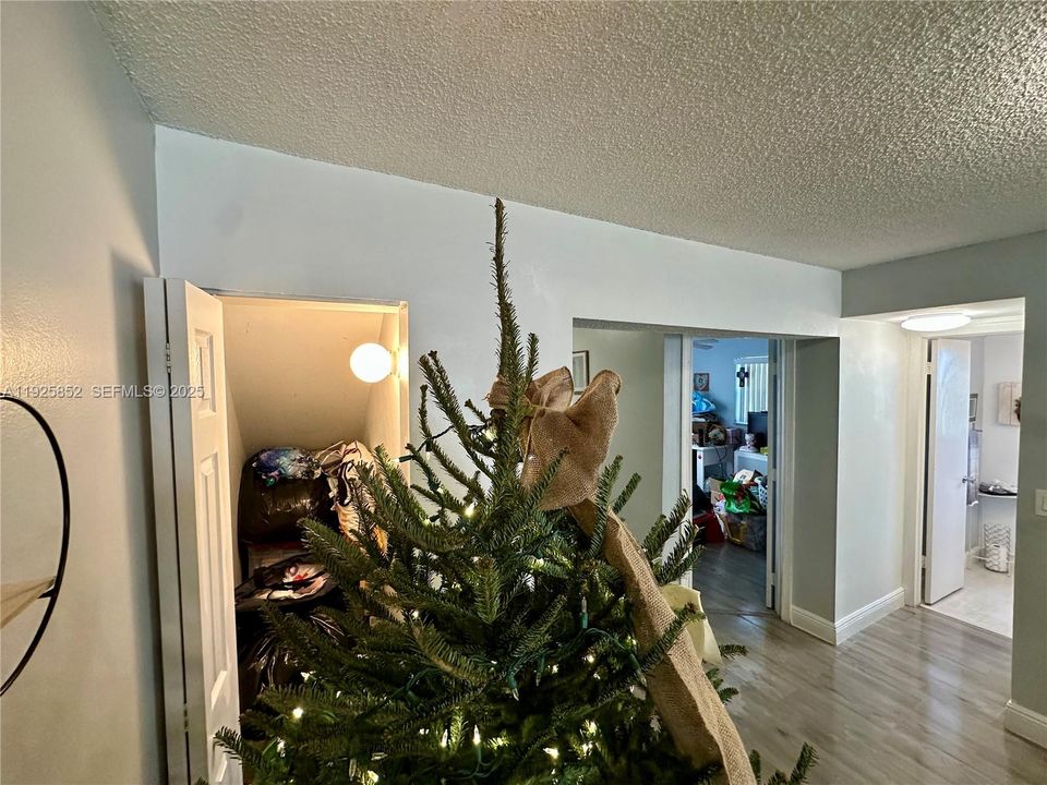 For Sale: $359,999 (4 beds, 2 baths, 1512 Square Feet)