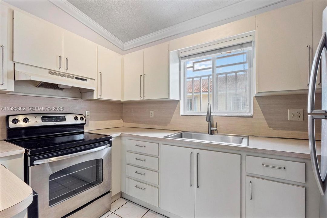 В аренду: $2,350 (2 спален, 2 ванн, 870 Квадратных фут)