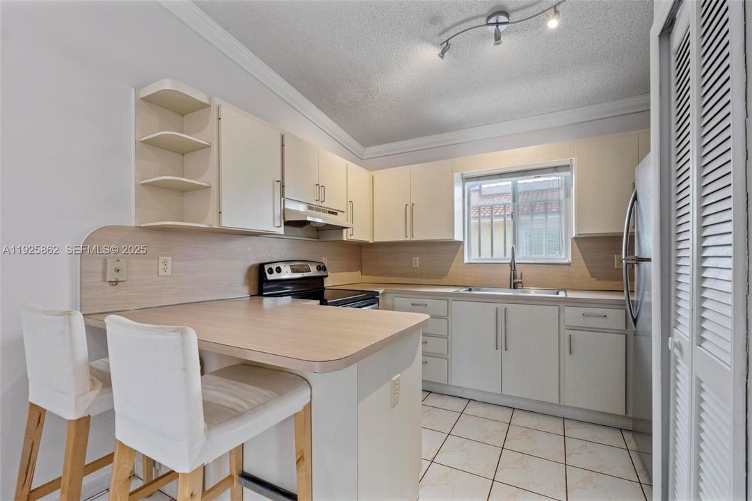 В аренду: $2,350 (2 спален, 2 ванн, 870 Квадратных фут)