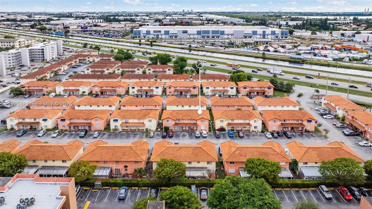 В аренду: $2,350 (2 спален, 2 ванн, 870 Квадратных фут)