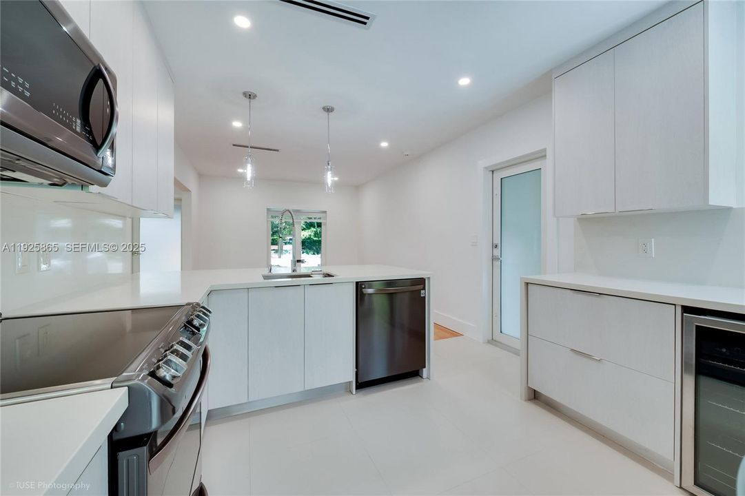 В аренду: $11,000 (3 спален, 3 ванн, 2450 Квадратных фут)