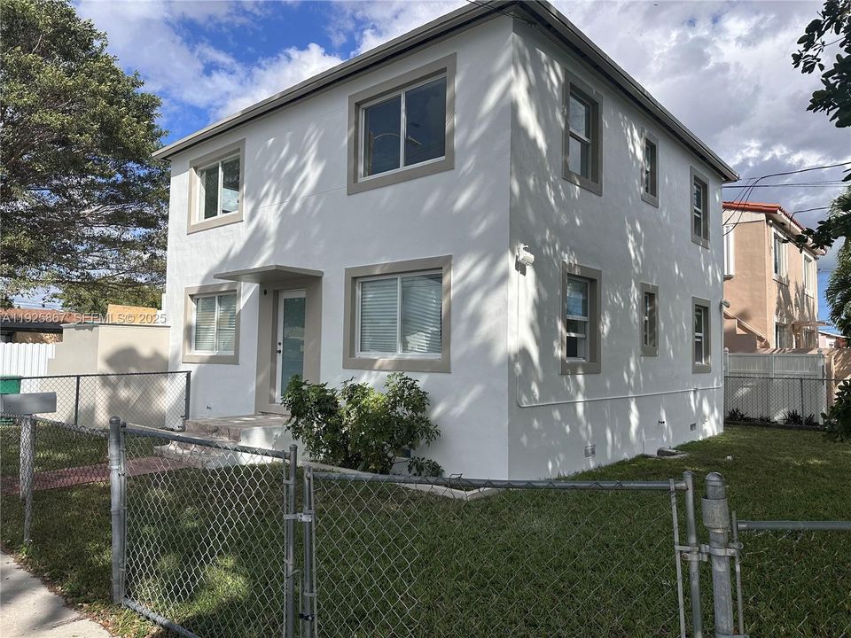 For Rent: $3,000 (2 beds, 2 baths, 980 Square Feet)