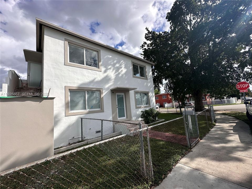 For Rent: $3,000 (2 beds, 2 baths, 980 Square Feet)