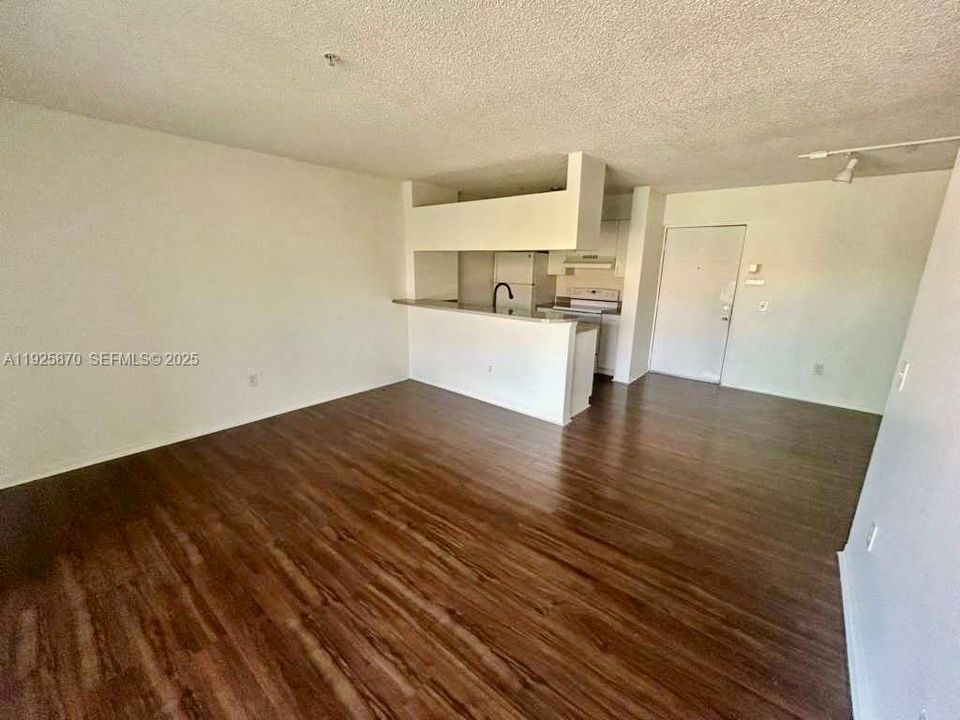 For Rent: $1,699 (1 beds, 1 baths, 537 Square Feet)