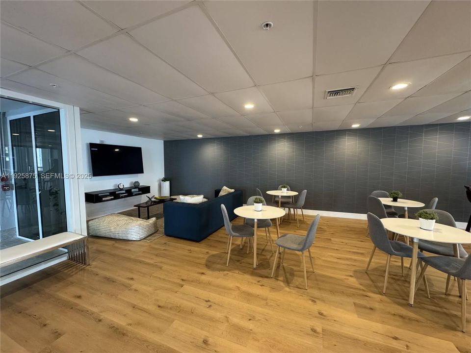 For Rent: $2,975 (1 beds, 1 baths, 630 Square Feet)