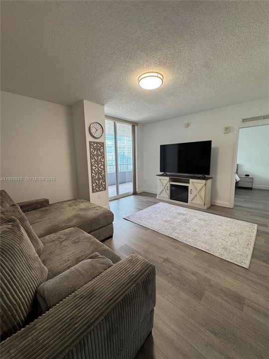 For Rent: $2,975 (1 beds, 1 baths, 630 Square Feet)