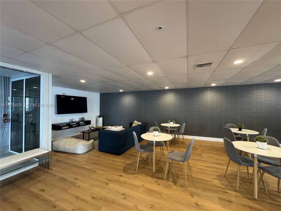 For Rent: $2,975 (1 beds, 1 baths, 630 Square Feet)