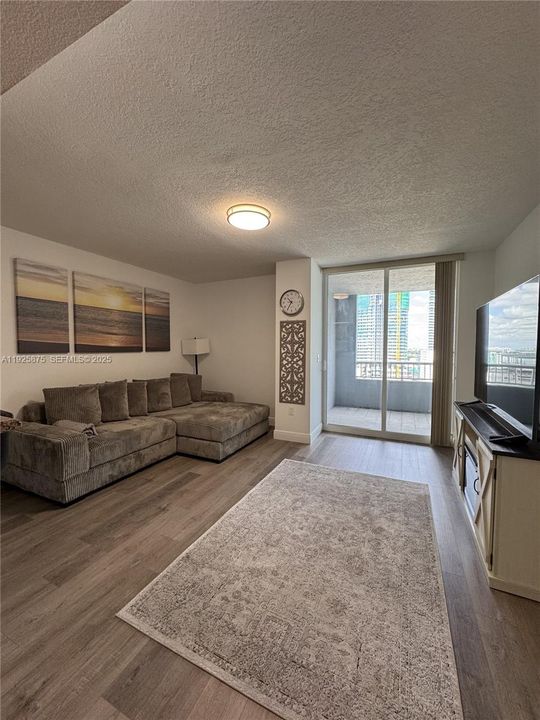 For Rent: $2,975 (1 beds, 1 baths, 630 Square Feet)