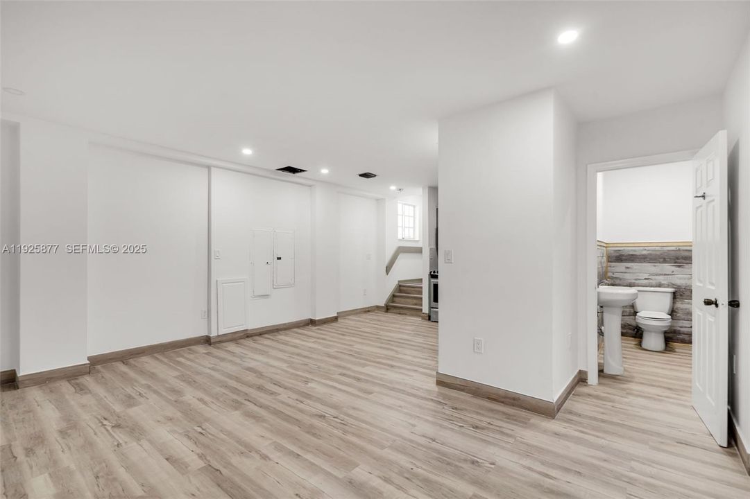 出租: $2,400 (2 贝兹, 1 浴室, 1100 平方英尺)