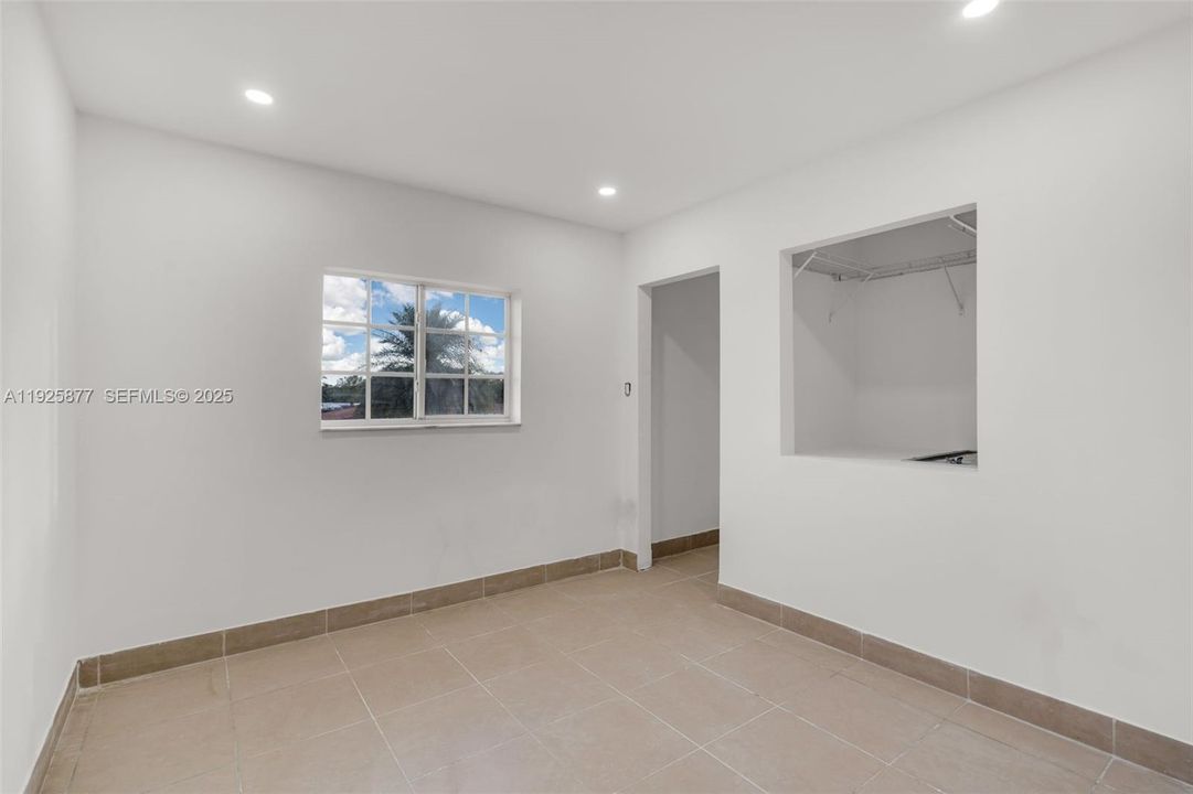 出租: $2,400 (2 贝兹, 1 浴室, 1100 平方英尺)