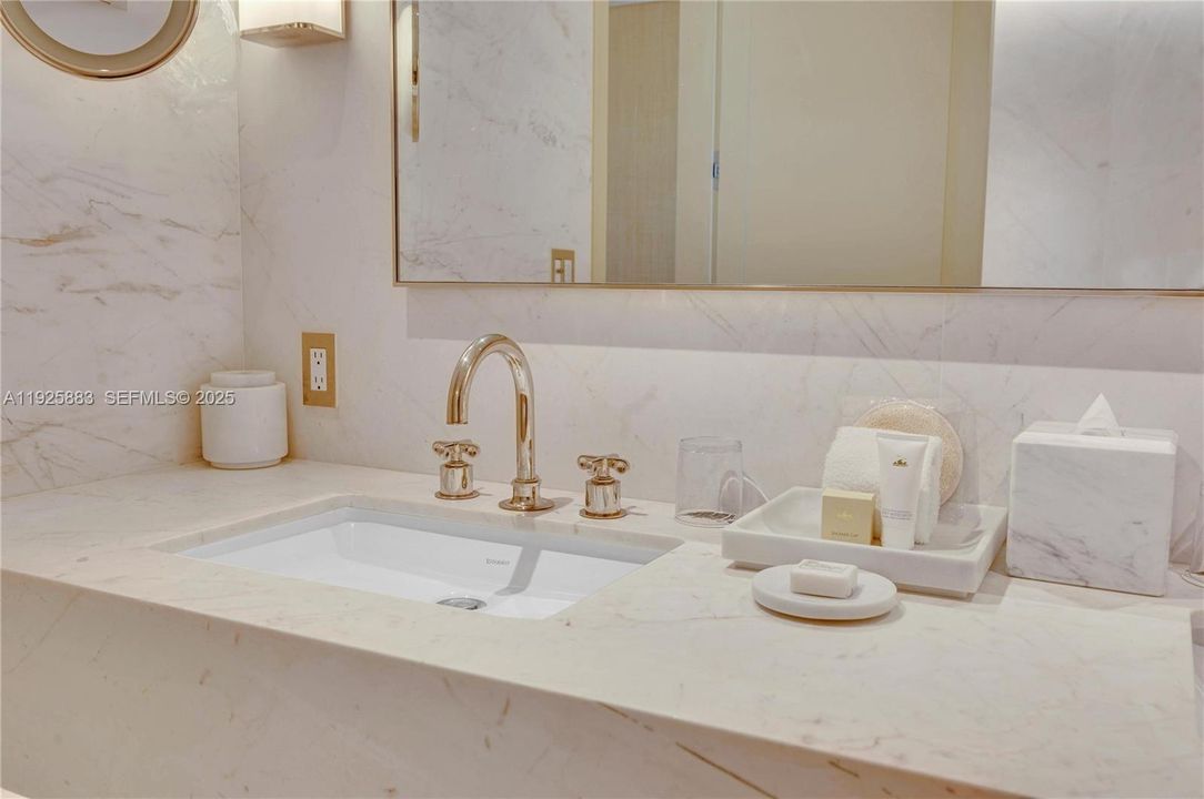 待售: $7,750,000 (2 贝兹, 2 浴室, 1583 平方英尺)