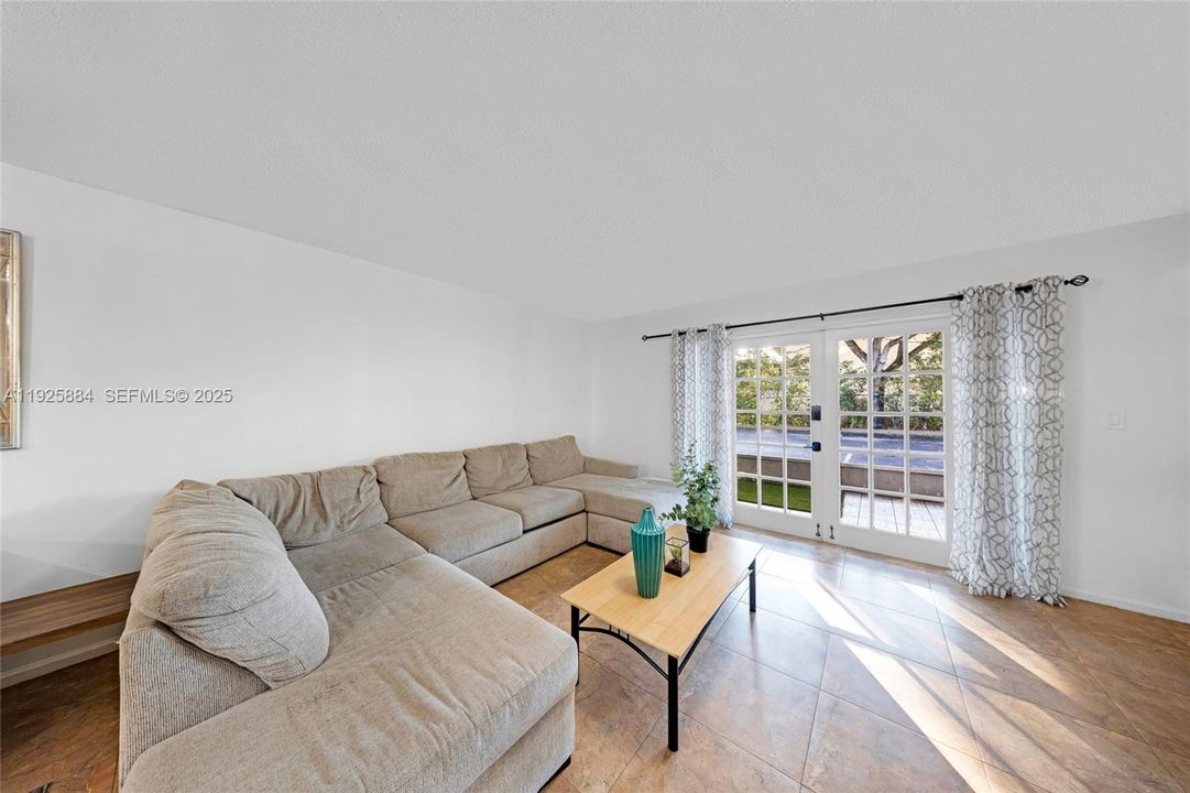 待售: $212,000 (2 贝兹, 2 浴室, 1240 平方英尺)