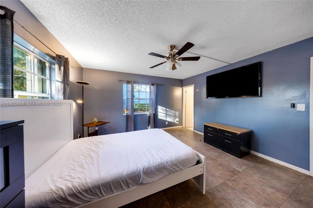 待售: $212,000 (2 贝兹, 2 浴室, 1240 平方英尺)