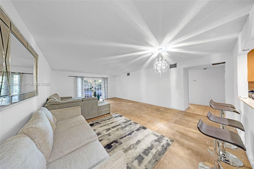 待售: $212,000 (2 贝兹, 2 浴室, 1240 平方英尺)