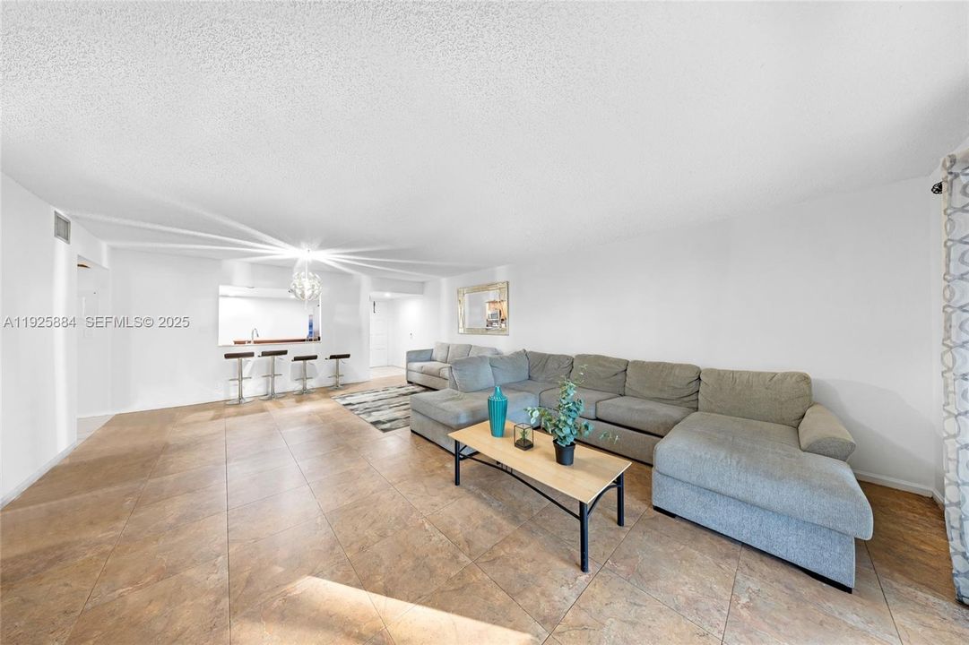 待售: $212,000 (2 贝兹, 2 浴室, 1240 平方英尺)