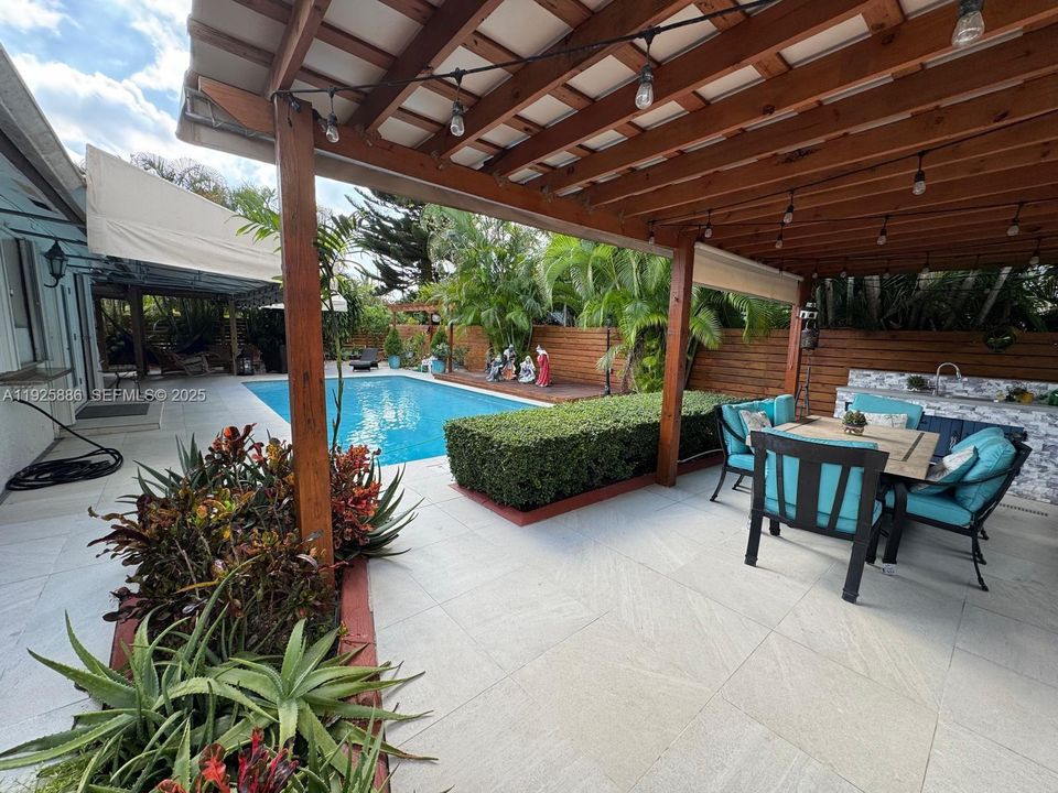 В аренду: $4,700 (3 спален, 2 ванн, 2028 Квадратных фут)