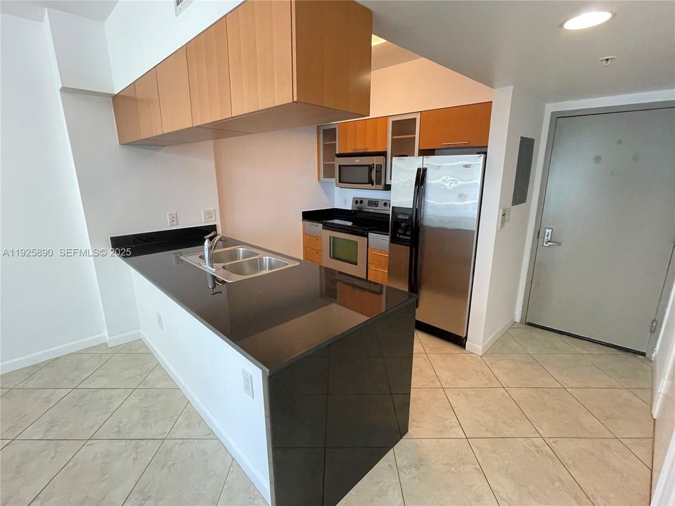 For Rent: $2,575 (1 beds, 1 baths, 825 Square Feet)